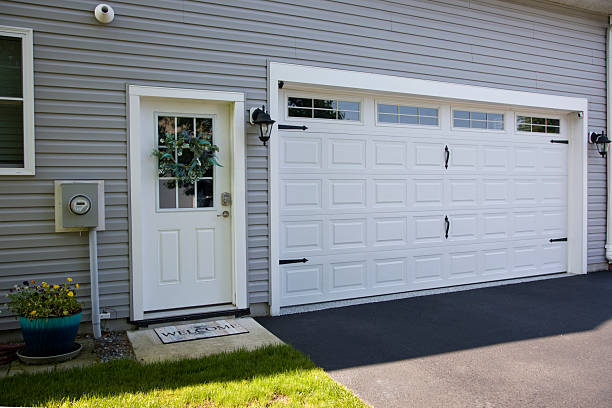24/7 Emergency Garage Door Panel Replacement experts in Uhrichsville, OH